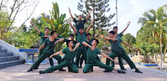 Cán bộ, chiến sĩ Trung đoàn luyện tập văn nghệ tham gia diễn đàn “Tự hào truyền thống, phấn đấu xứng danh đơn vị anh hùng”.